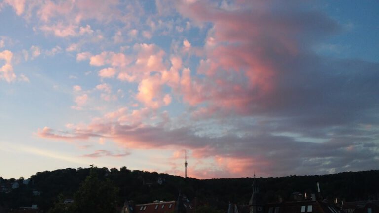 Blick auf einen Sonnenaufgang in Stuttgart mit Fernsehturm im Zentrum.